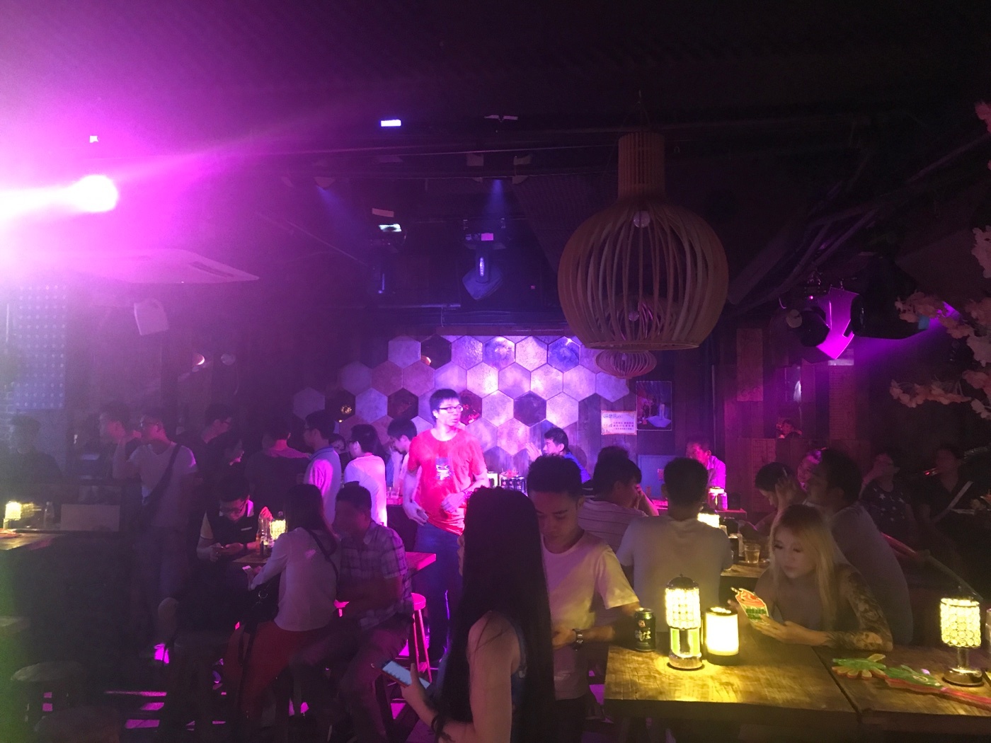 看客们陶醉在球场上，疯狂的欢呼声传遍全场！