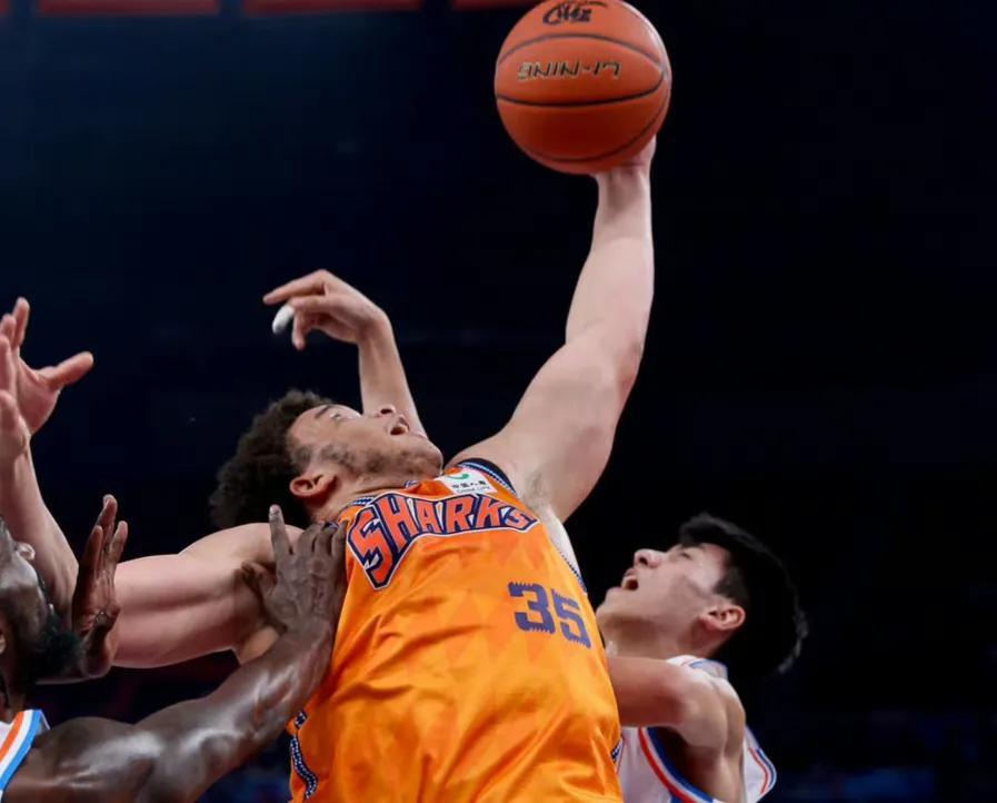 关于精神抖擞！足球场上的对决惊心动魄的信息