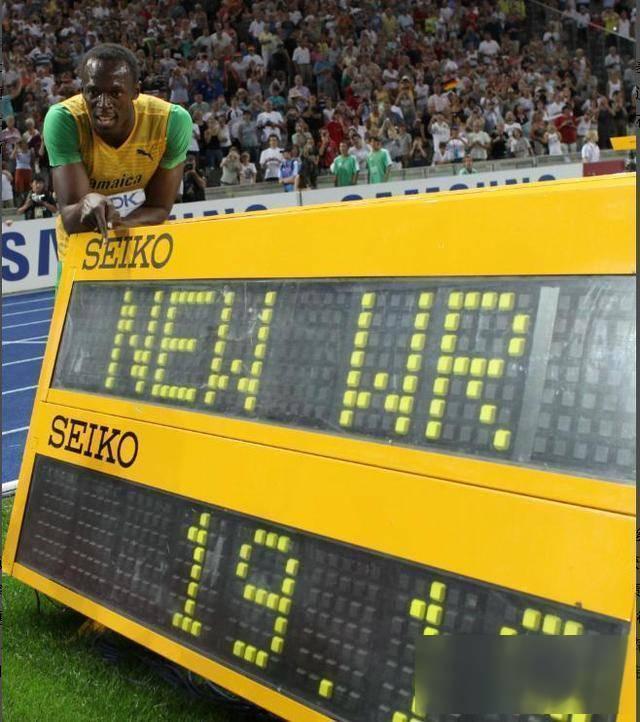 震撼！博尔特在游泳赛场夺冠！